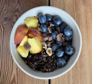 Jogurt z czekoladową granolą i sezonowymi owocami
